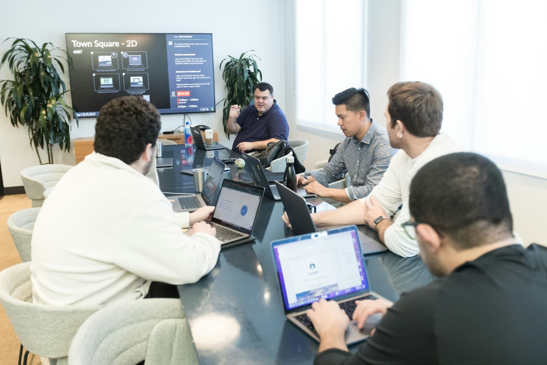 L'équipe d'une startup grentech en train de définir une marque engagée