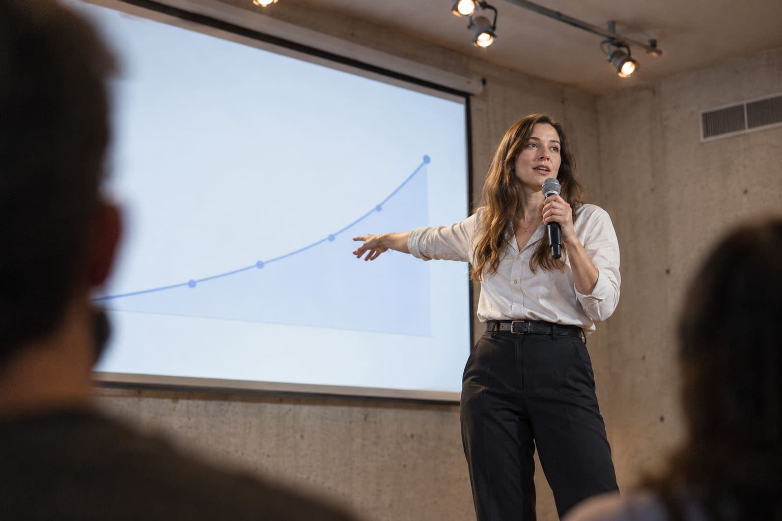 Présentation d'une stratégie go-to-market pour une start-up par sa fondatrice lors d'un événement