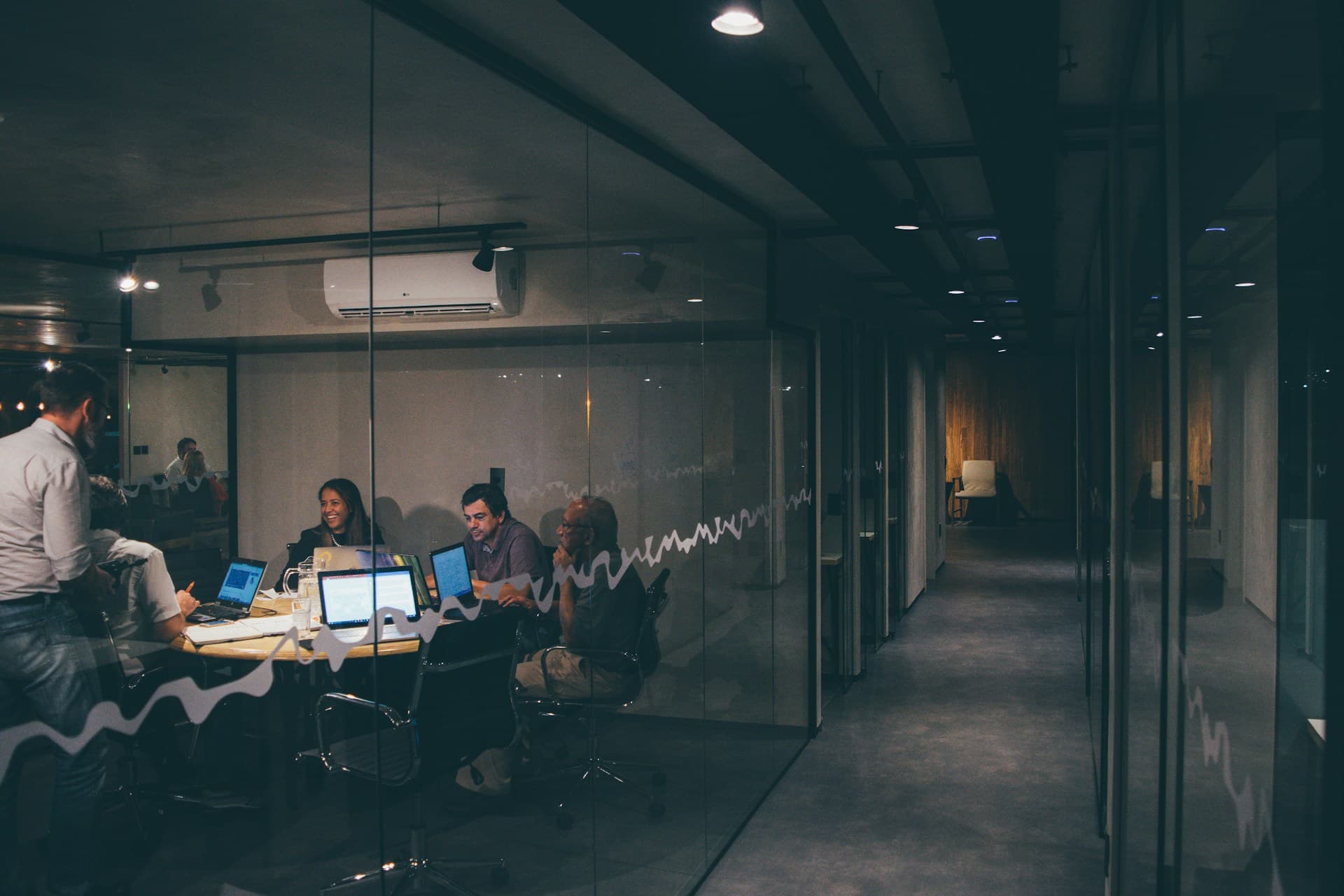 une équipe fait une stratégie de communication pour une startup