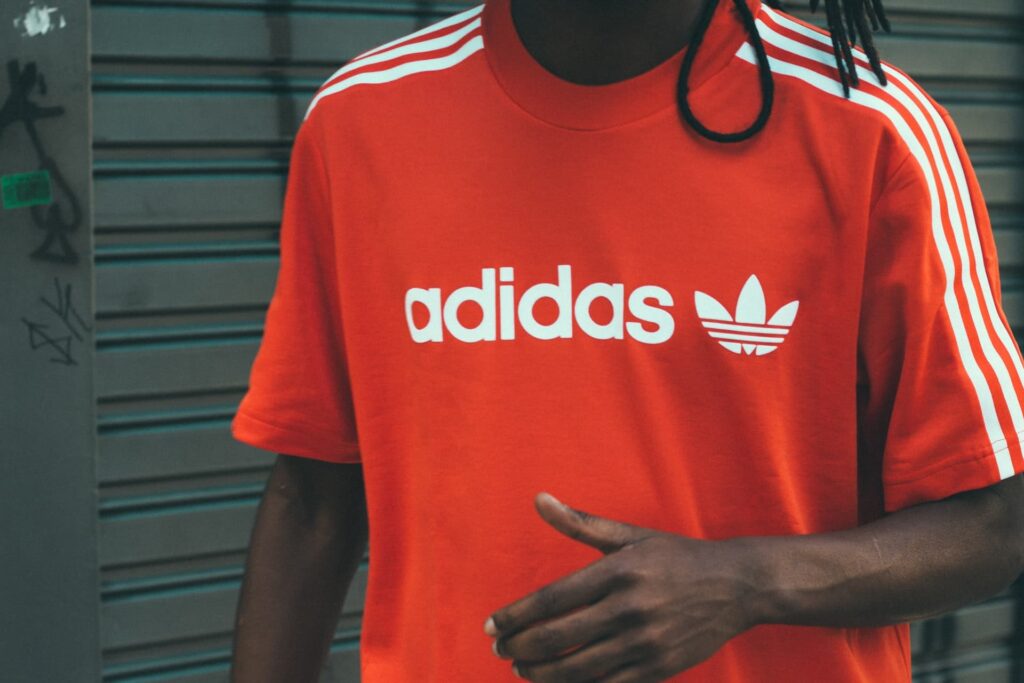 T-shirt rouge de la marque Adidas