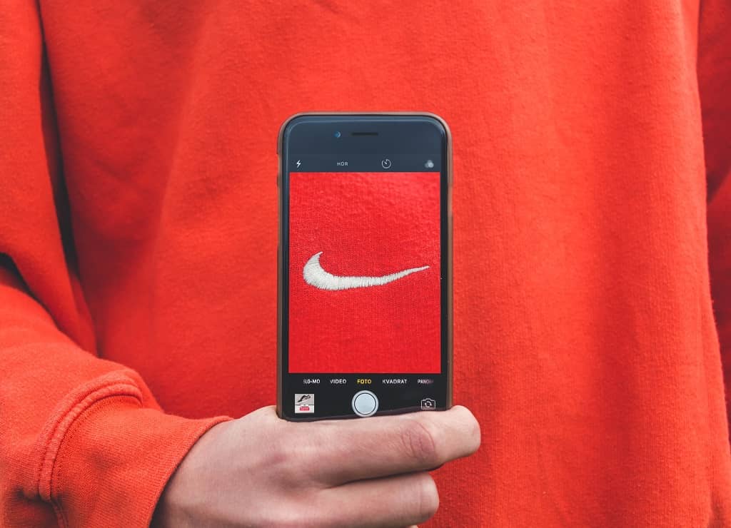 Le logo de Nike, symbole d'une identité visuelle forte 